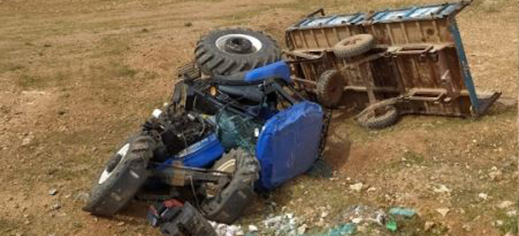 Harran'da traktör devrildi
