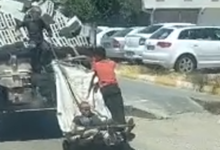 Urfa'da atık malzeme toplayan çocukların traktör kasasında tehlikeli yolculuğu