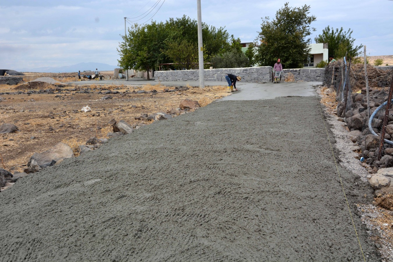 Siverek'te beton yol çalışması başlatıldı