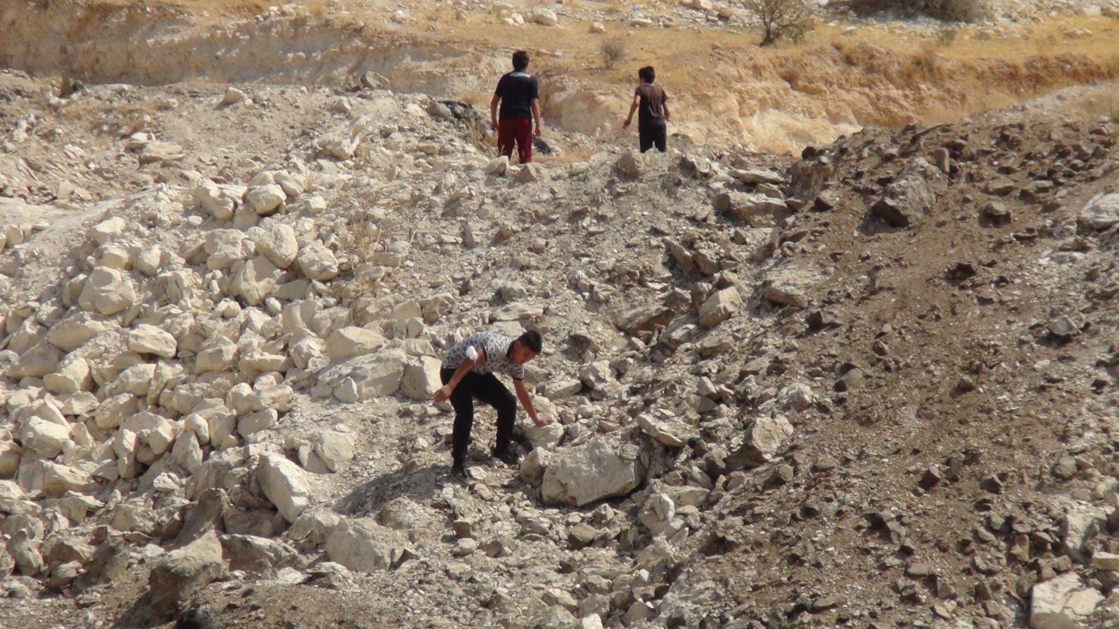 Çocuklar okula gitmek için dağları taşları aşıyor