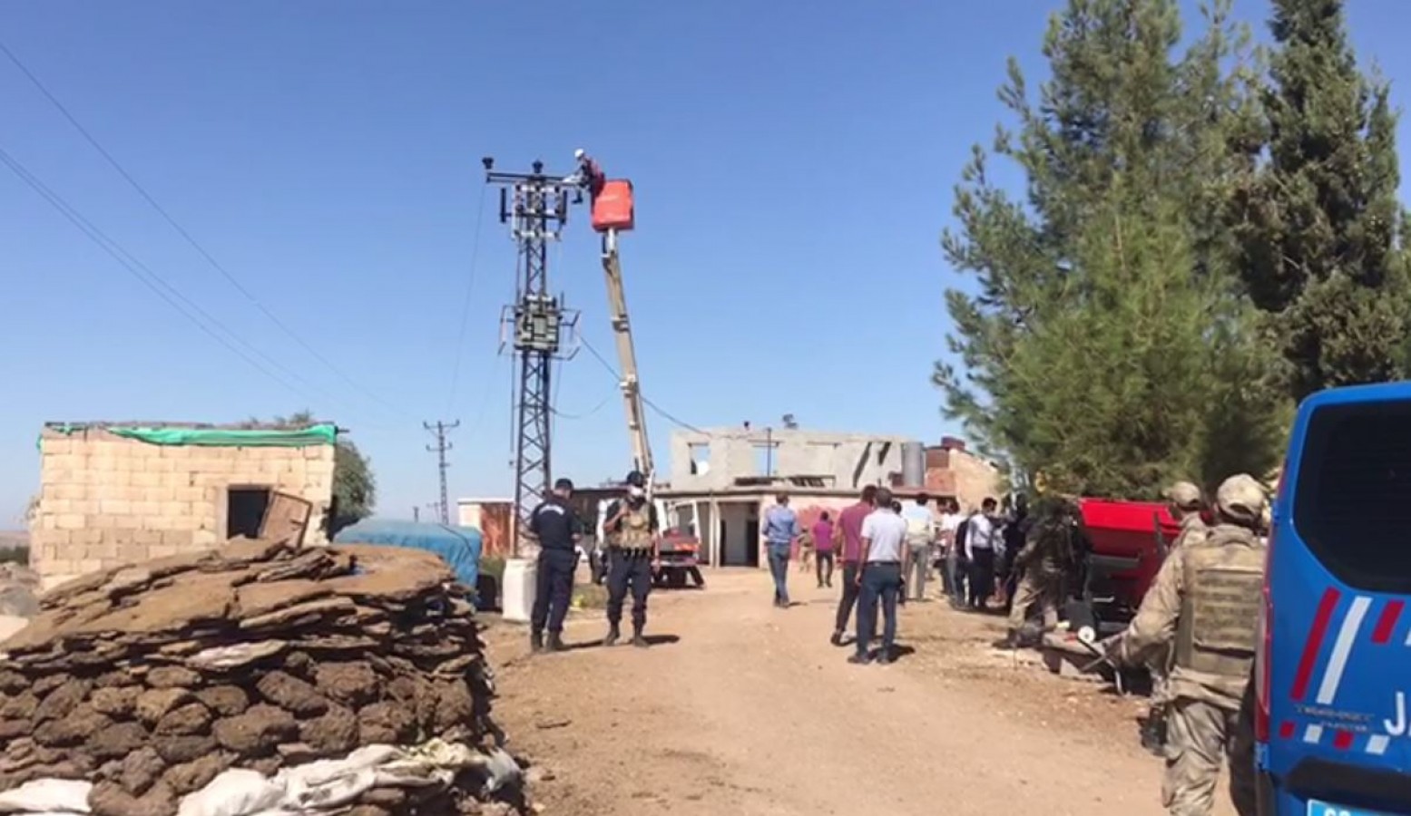 Urfa'da köylere Jandarma destekli DEDAŞ operasyonu