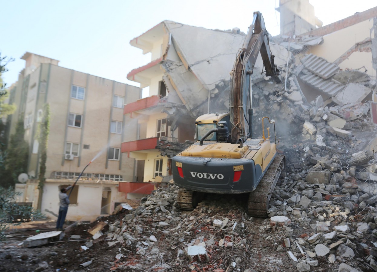 Haliliye'de riskli yapılar yıkılıyor