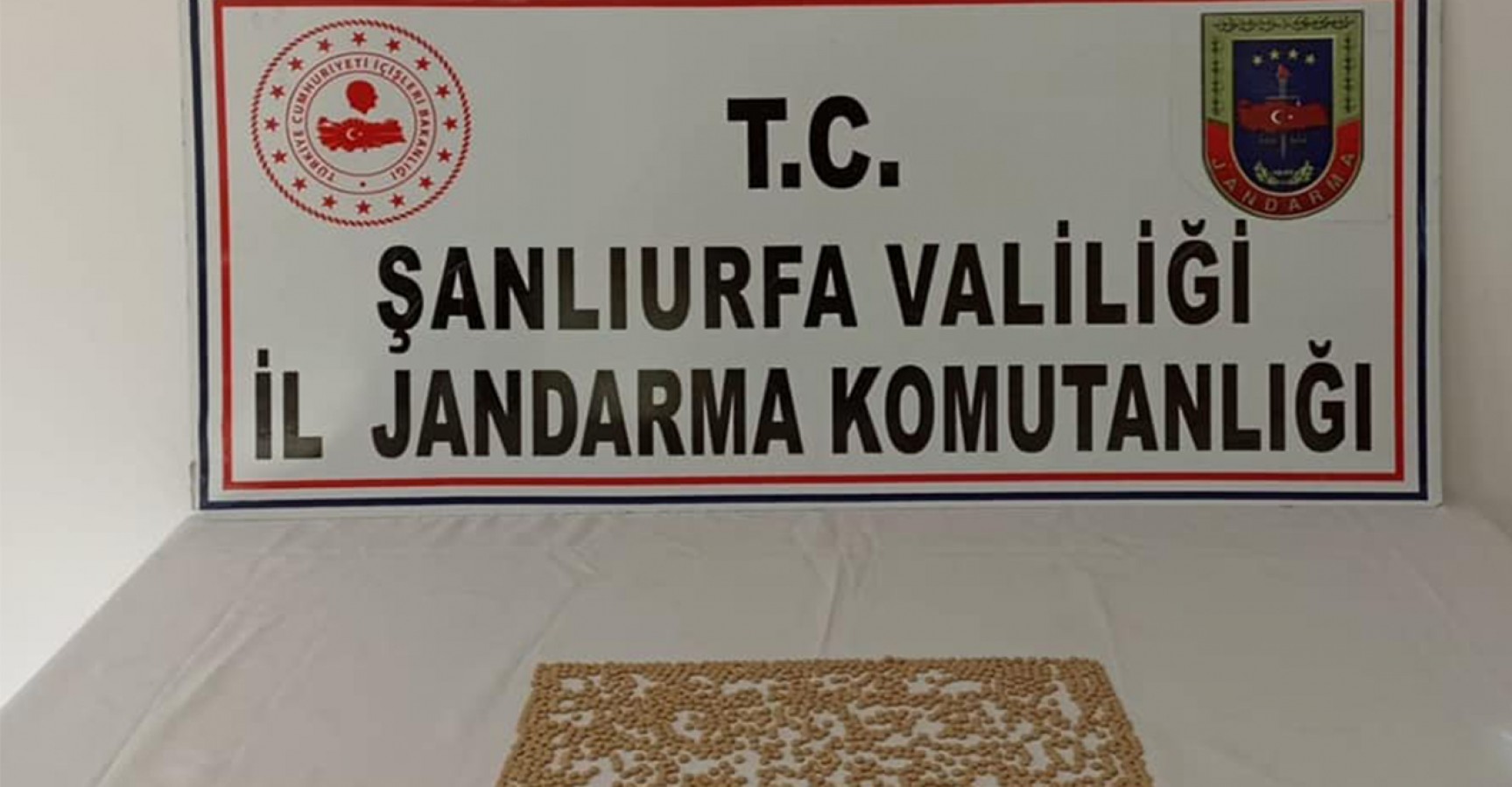 Şanlıurfa’nın da aralarında bulunduğu 4 ilde jandarma ekiplerince düzenlenen uyuşturucu operasyonunda 7 şüpheli gözaltına alındı. İl Jandarma Komutanlıklarınca, Şanlıurfa, Muş Diyarbakır ve İstanbul’da son 5 gün içerisinde gerçekleştirilen uyuşturucu operasyonlarında 7 kişi gözaltına alındı. Operasyon kapsamında, 321 kilogram toz esrar, 300 kilogram kubar esrar, 6 kilogram eroin, 7 kilogram metamfetamin ve 1100 adet uyuşturucu hap ele geçirildi. Şüpheliler adliyeye sevk edildi.