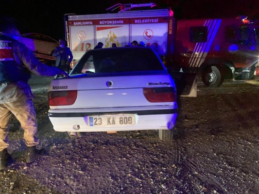 Urfa'da iki otomobil kafa kafaya çarpıştı: yaralılar var