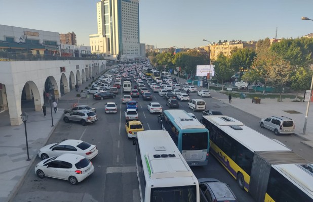 Kısıtlama önce Urfa'da trafik kitlendi