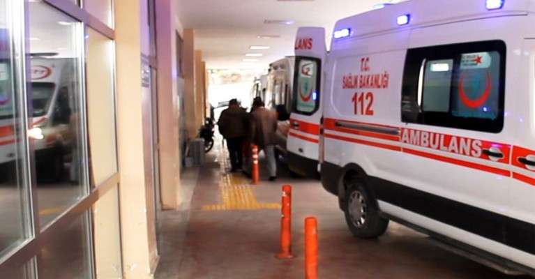 Şanlıurfa'da otomobil bariyerlere çarptı: 3 yaralı