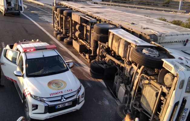 Siverek'te tır devrildi: 2 ölü