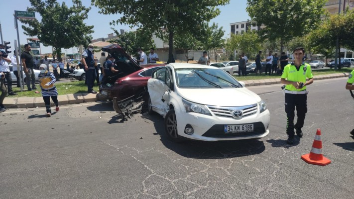 Şanlıurfa'da otomobiller çarpıştı: 7 yaralı