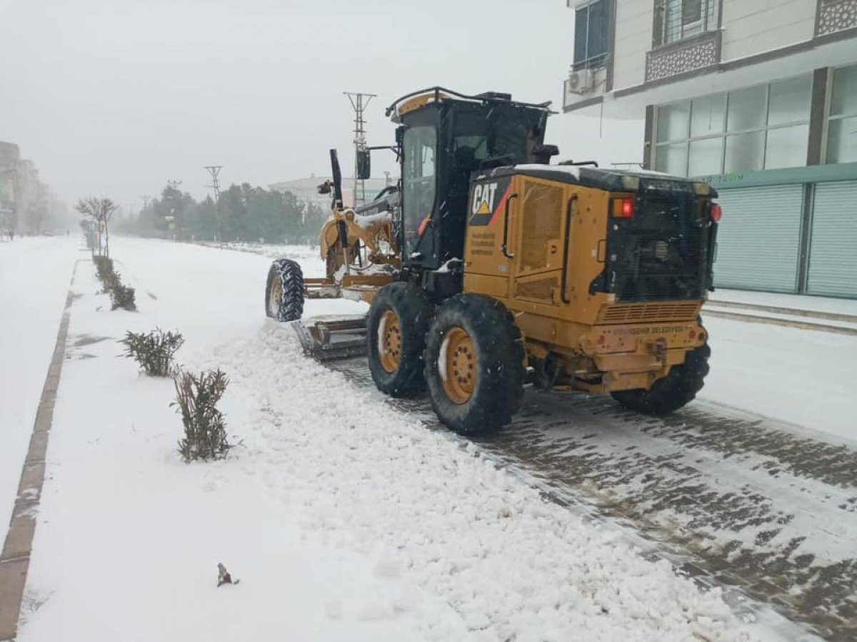 Viranşehir'de karla mücadele ekipleri sahada