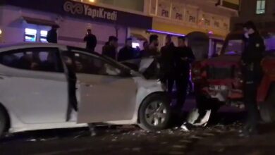 Urfa'da 2 otomobil kafa kafaya çarpıştı