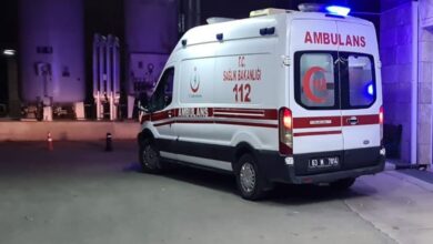 Urfa'da araç bariyerlere çarptı: 3 yaralı
