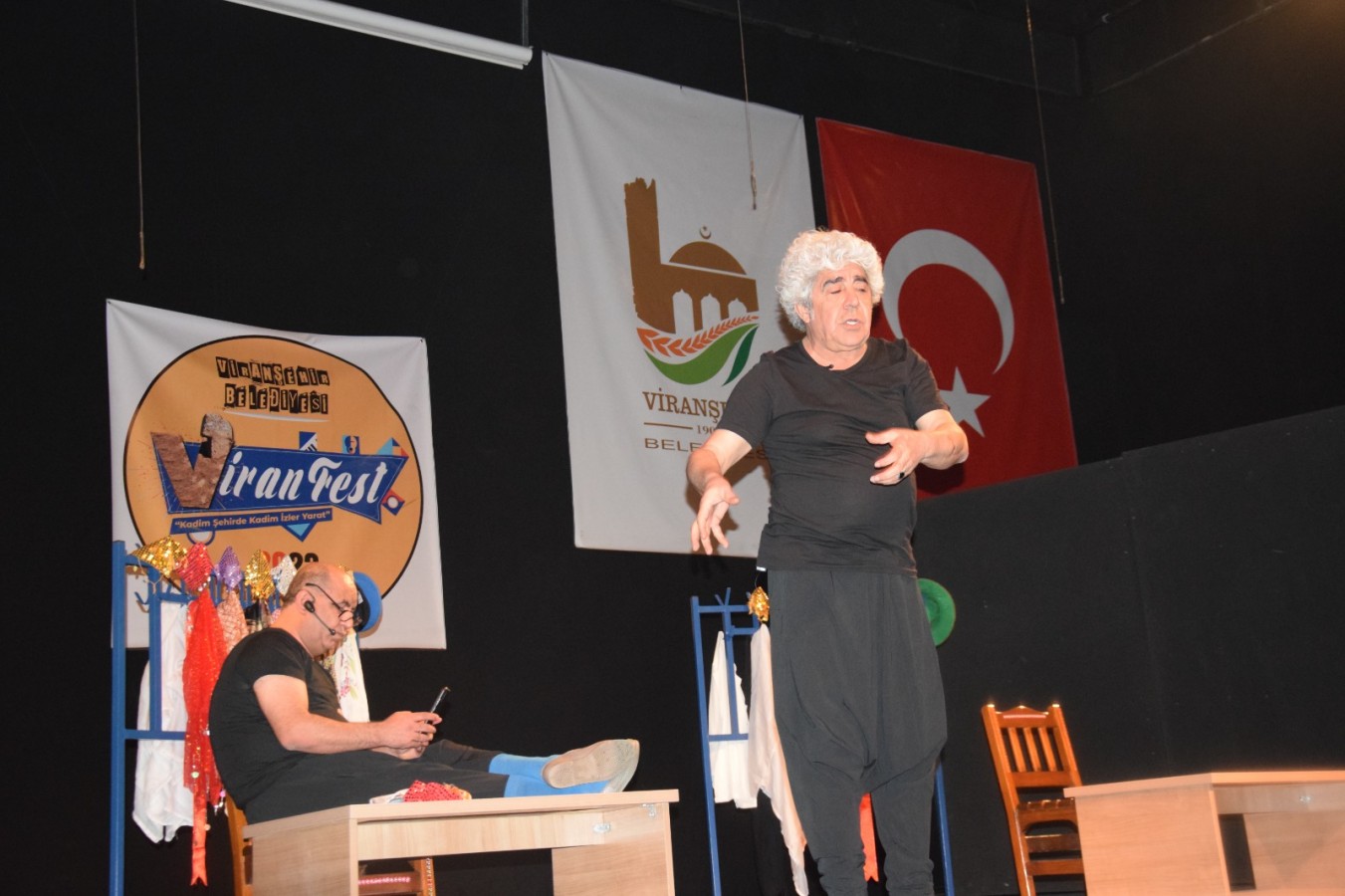 Viranşehir’de festival etkinleri kapsamında “Çirokên Wan Diran Zêro û Diran Zivo” adlı komedi oyunu sahneledi. Tek perdede sahnelenen Kürtçe tiyatro oyunu, izleyenleri kahkahaya boğdu.