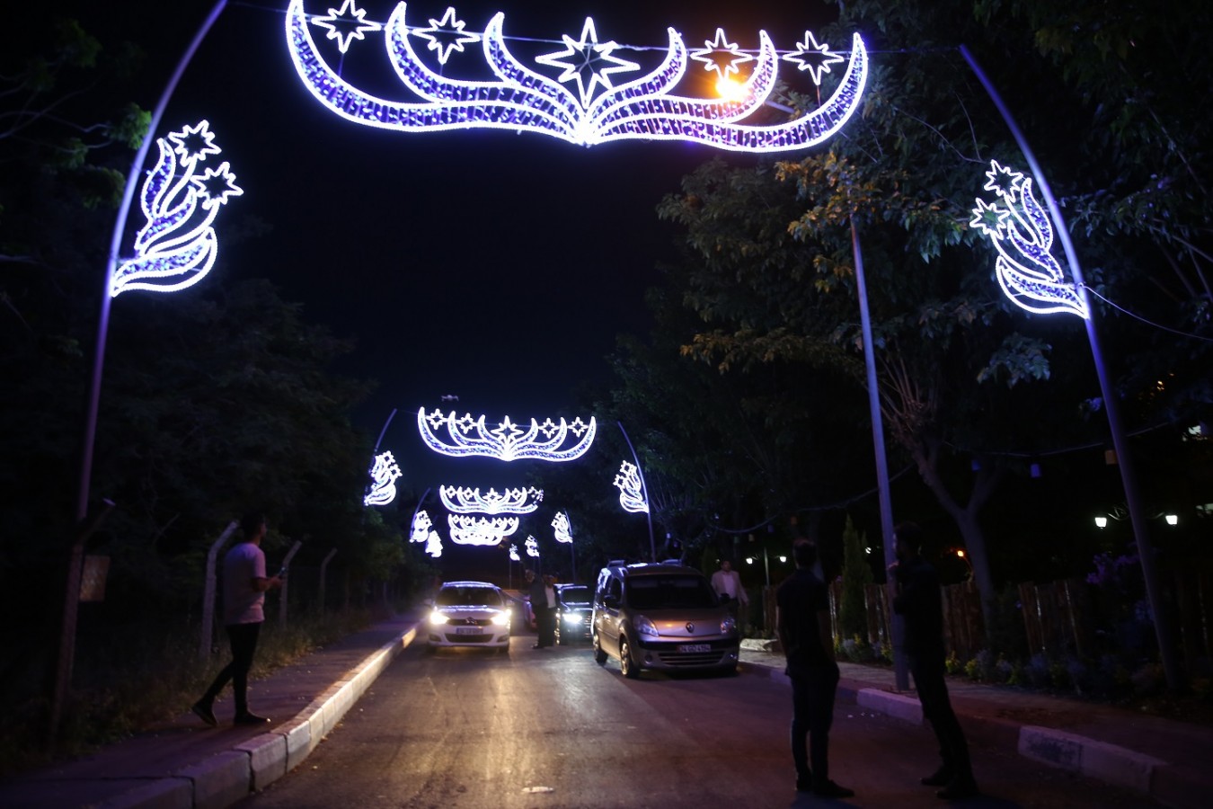 Batıkent TOKİ Mahallesinde dekoratif aydınlatmalar yandı