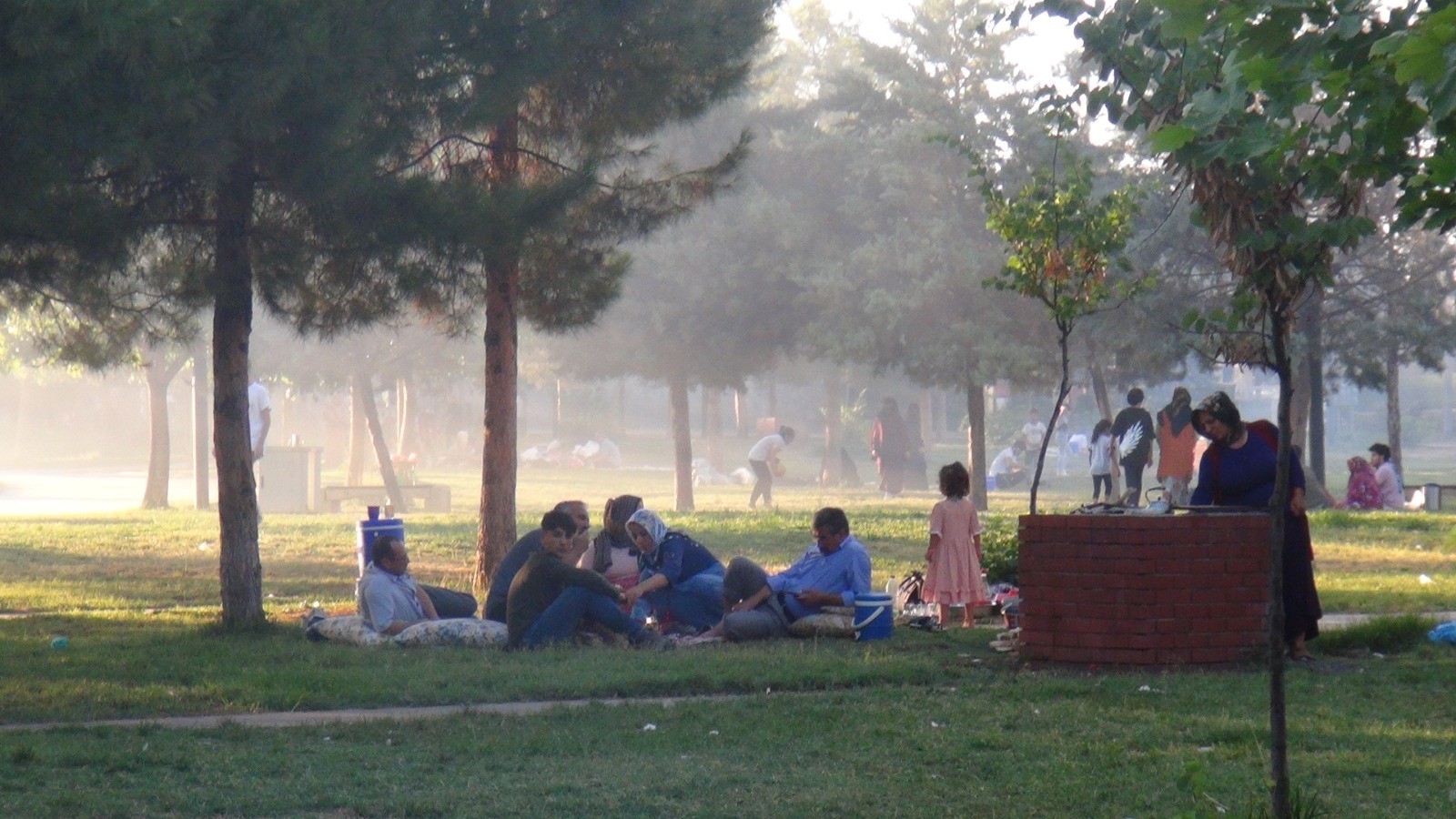 Urfa'nın sıcağından bunalanlar parklara akın etti