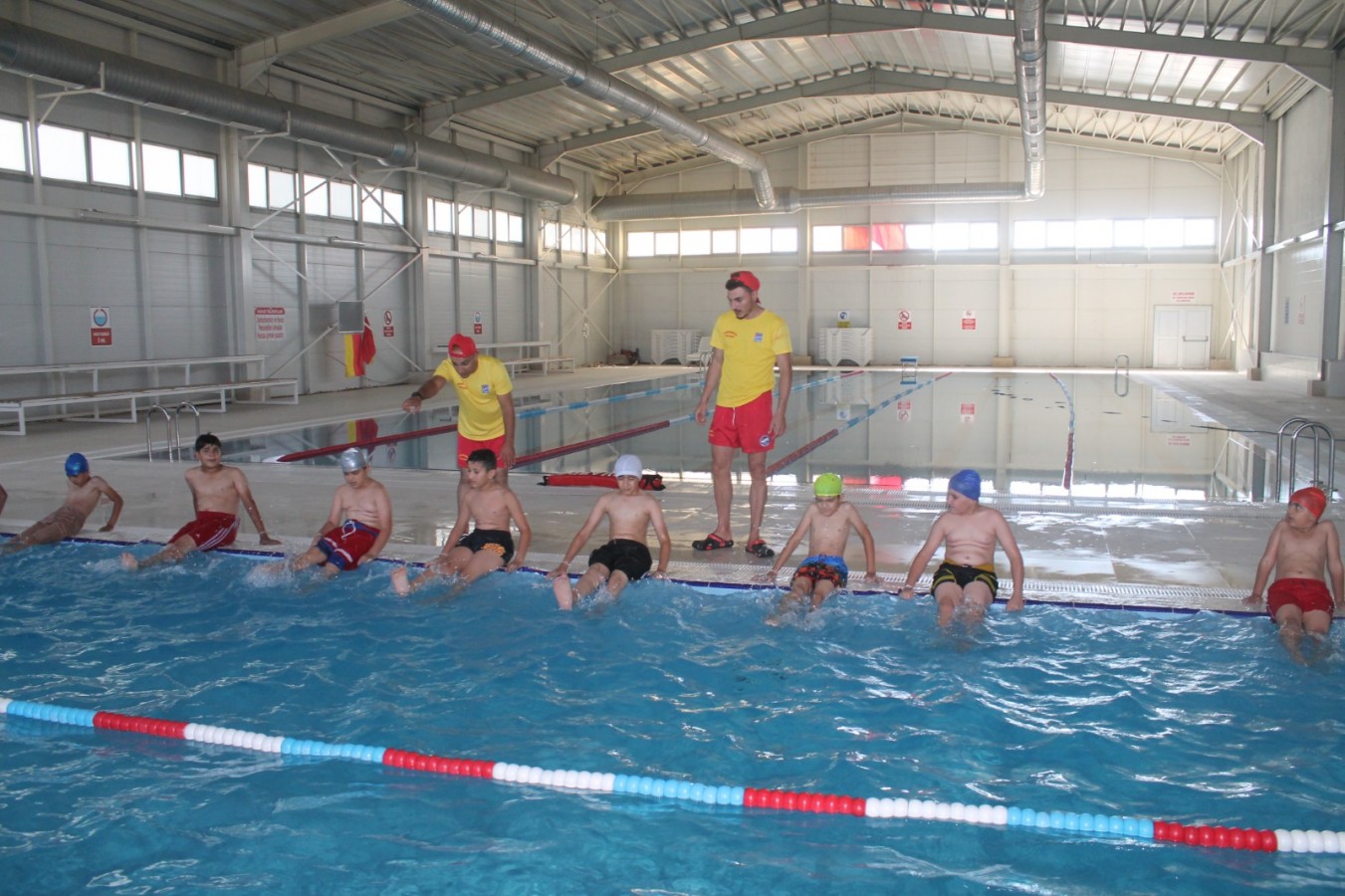 Viranşehir Belediyesi'nin yüzme havuzu yoğun ilgi görüyor