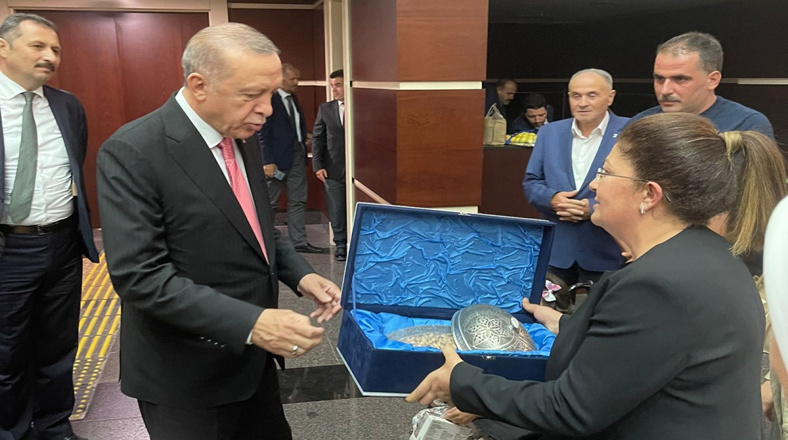 Fıstığın ilk hasadını Erdoğan'a hediye etti