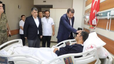 Vali Ayhan yaralı askerleri hastanede ziyaret etti