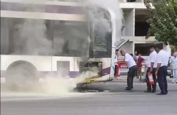 Şanlıurfa'da şehir içi otobüsün motor kısmında yangın!