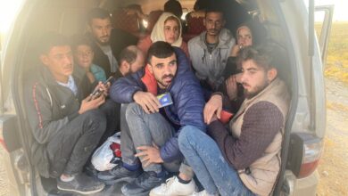Akçakale'de durdurulan araçta 18 düzensiz göçmen yakalandı
