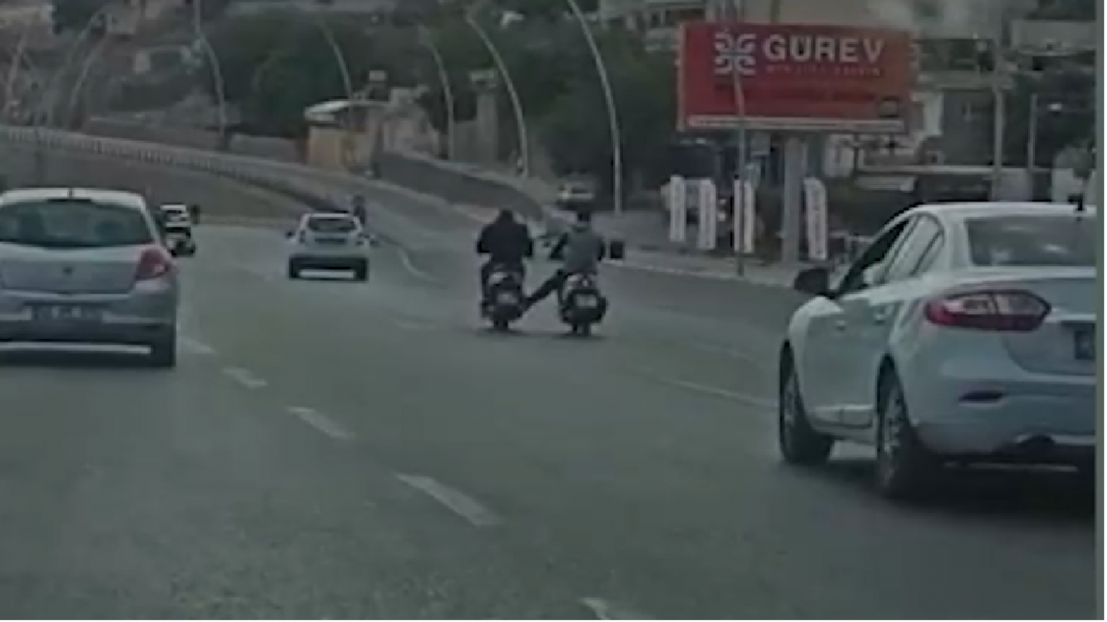 Urfa'da motosikletlerin tehlikeli yolculuğu