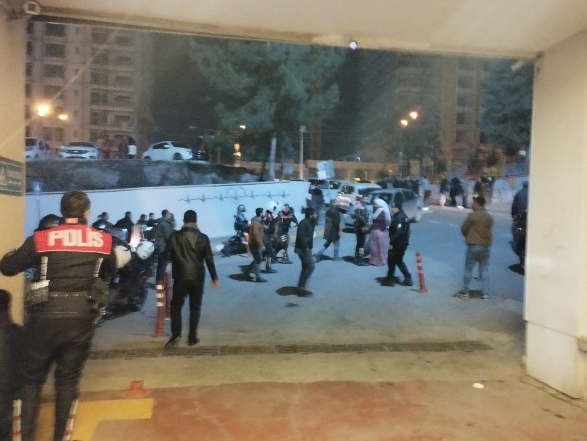 Hastanede silahlı kavga sonrası ortalık karıştı! Polis ve gazeteci de yaralandı