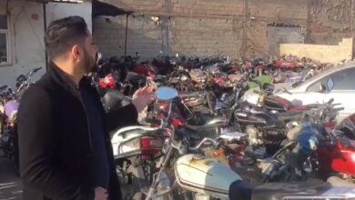 Yıllardır otoparkta bekleyen araçlar çürümeye yüz tutmuş