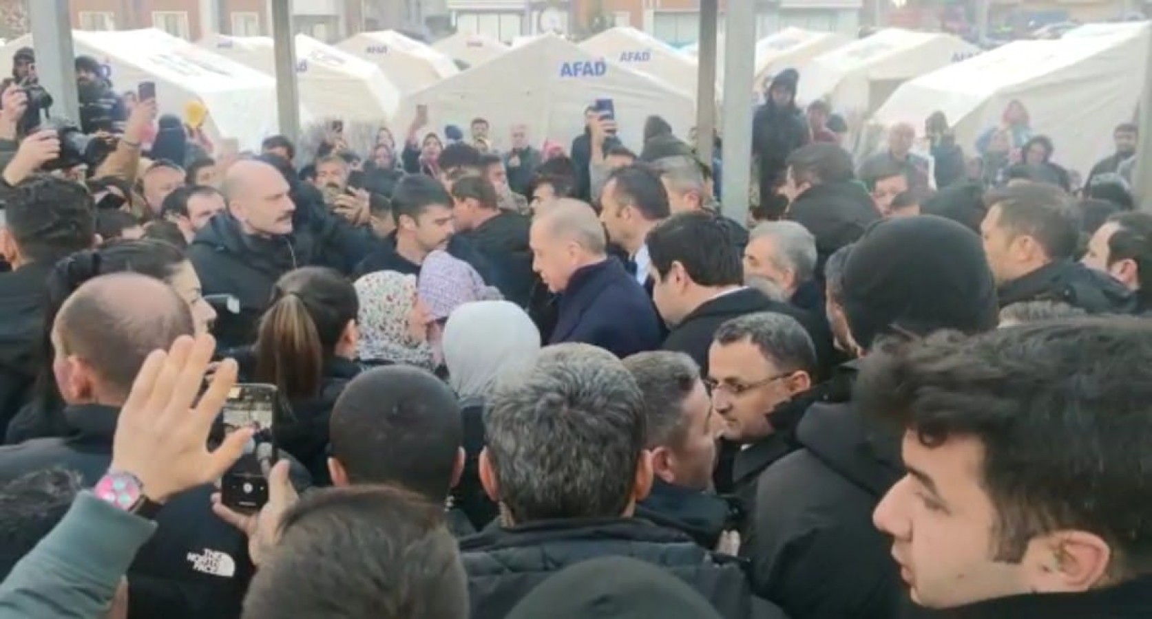Cumhurbaşkanı Erdoğan, Şanlıurfa'da depremzedeleri ziyaret etti