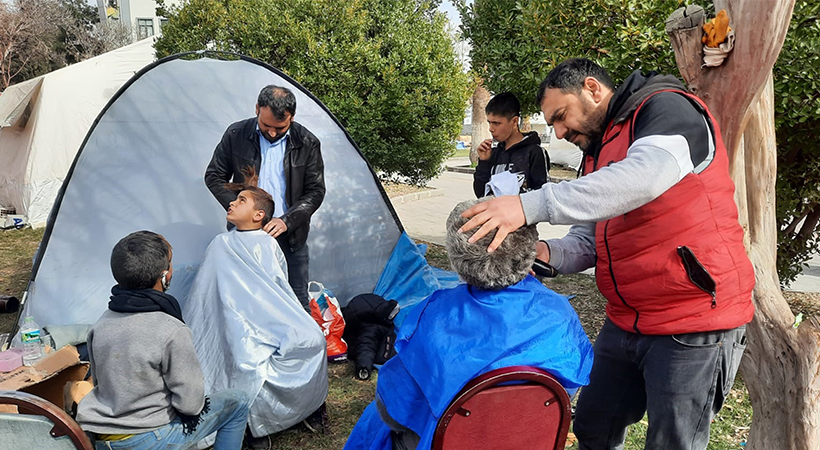 Gönüllü berberler çadır kentlerde depremzedeleri tıraş etti
