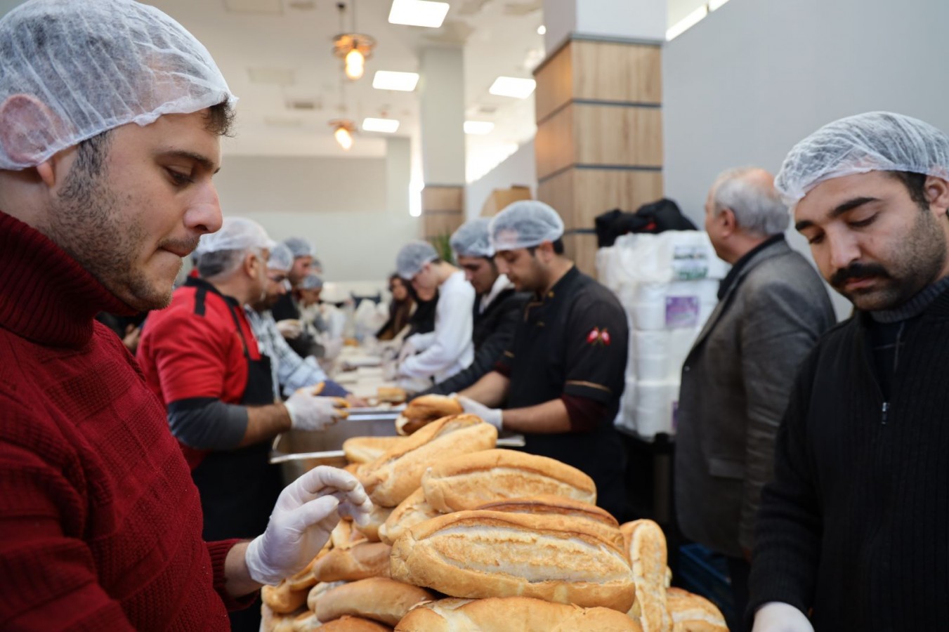 Halk Ekmek Fabrikası afetzedelerin umudu oldu