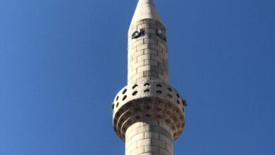 Urfa'da depremde caminin hasar gören minaresi tehlike oluşturuyor