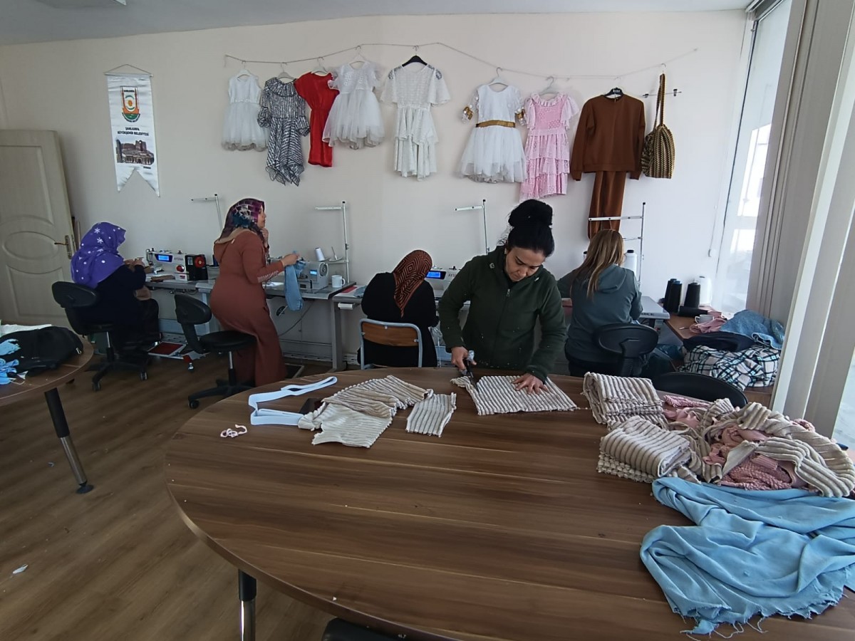 Şanlıurfalı kadınlar depremzedeler için yün kazak örüyorlar