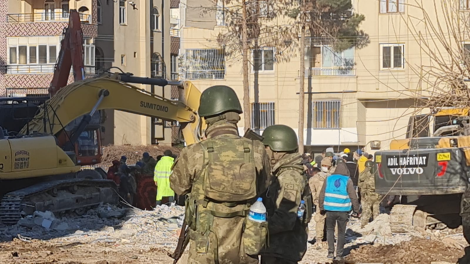 Urfa'da askerler, fırsatçılara karşı nöbet tutuyor