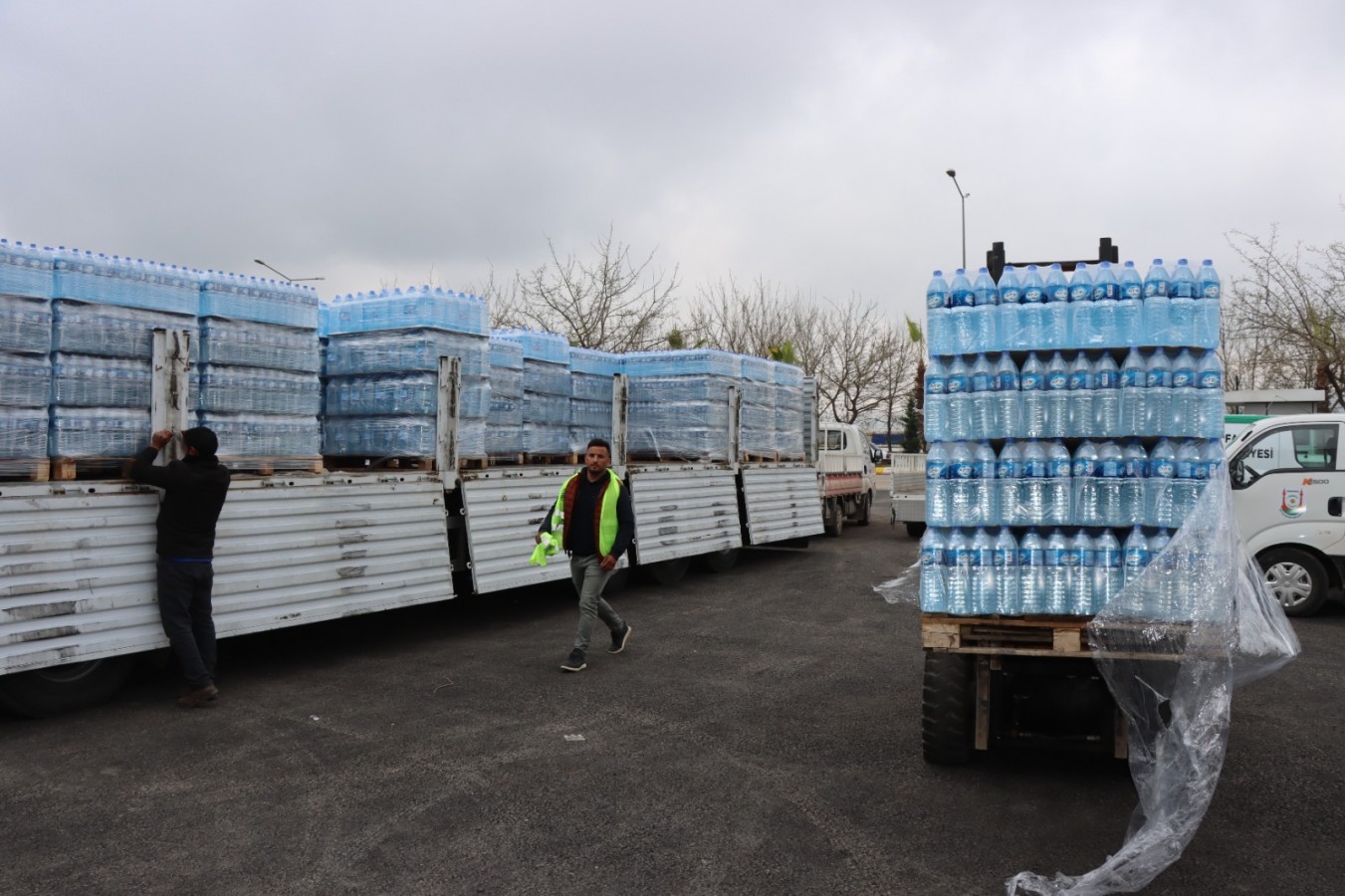 Büyükşehir Belediyesinden vatandaşlara hazır su dağıtımı