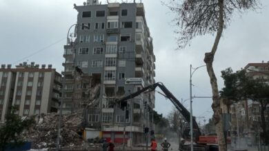Urfa'da acil yıkım kararı verilen binalar kontrollü şekilde yıkılıyor