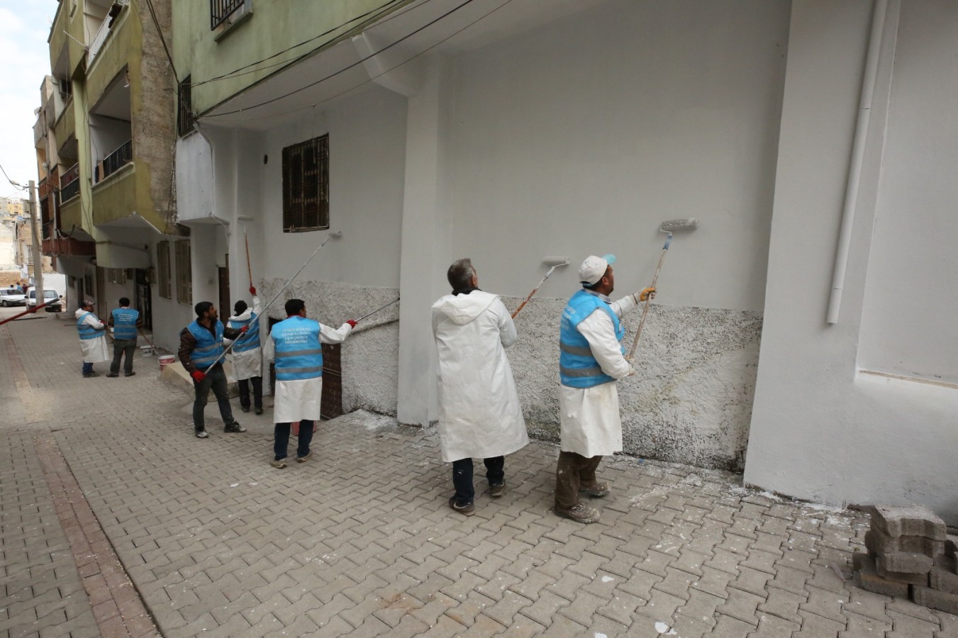 Eyyübiye'de selden etkilenen sokak ve evler boyanıyor