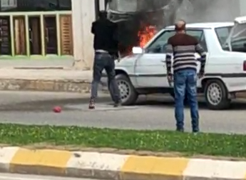 Urfa'da motor kısmından alev alan araç yandı