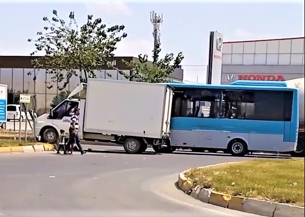 Şanlıurfa'da kamyonetle şehir içi otobüs çarpıştı!