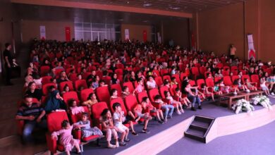 Karaköprü'de çocuklara karne hediyesi gösteri