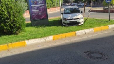 Haliliye'de kaza! Trafik levhasını devirip orta refüje daldı