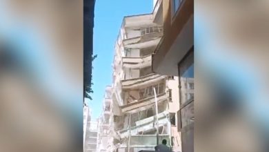 Urfa'da ıslık sesi ile ağır hasarlı binayı yıktı
