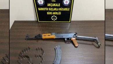 Akçakale’de güvenlik güçlerinin düzenlediği operasyonda bir kalaşnikof tüfeği ve mermiler ele geçirilirken, olayla bağlantılı olarak 1 şüpheli gözaltına alındı.