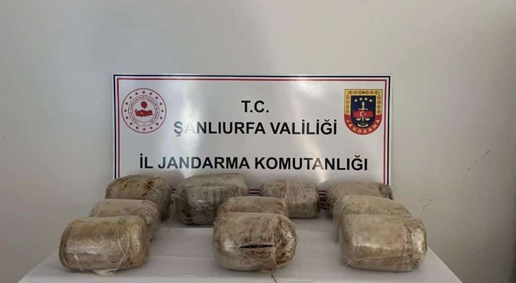 Jandarma ekipleri, Şanlıurfa'da Diyarbakır'dan uyuşturucu sevkiyatı yapacağı bilgisine ulaştıkları bir şahsa yönelik operasyon düzenledi. Operasyonda 69 kilogram kubar esrar ele geçirilirken, şüpheli gözaltına alındı.