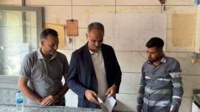 Eyyübiye Belediye Başkanı Mehmet Kuş, Eyyüpkent Mahallesi’nde yardım eli uzattı. Başkan Kuş, ihtiyaç sahibi bir aileyi ziyaret ederek acil ihtiyaçları olan ev eşyalarının temin edilmesi talimatını verdi. Ayrıca, mahalledeki fırının borç defterini satın alarak dar gelirli ailelerin borçlarını kapattı.