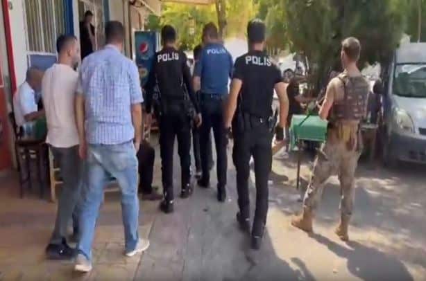 Şanlıurfa’da güvenlik ve trafik düzenini sağlamak amacıyla polis ekiplerinin gerçekleştirdiği denetimlerde 16 bin 14 kişi, 3 bin 110 araç ve 278 motosiklet kontrol edildi. Çeşitli suçlardan aranan 13 şüpheli yakalandı.
