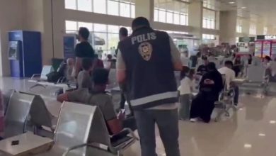 Şanlıurfa İl Emniyet Müdürlüğü, kent genelinde aranan kişileri tespit etmek amacıyla geniş kapsamlı bir denetim düzenledi. Bu denetimlerin sonucunda, toplamda 11 şüpheli kişi gözaltına alındı.