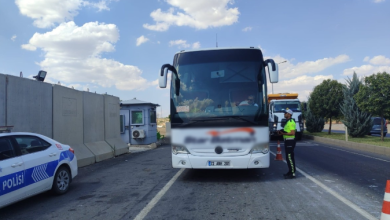 Son dönemde ülke genelinde meydana gelen ve birçok kişinin ölümüne neden olan otobüs kazalarının etkisiyle, Şanlıurfa’da şehirler arası otobüsler kapsamlı bir denetimden geçirildi. Polis memurları, sürücülerin belgelerini incelerken, yolcular ve şoförlere de çeşitli uyarılarda bulundu.