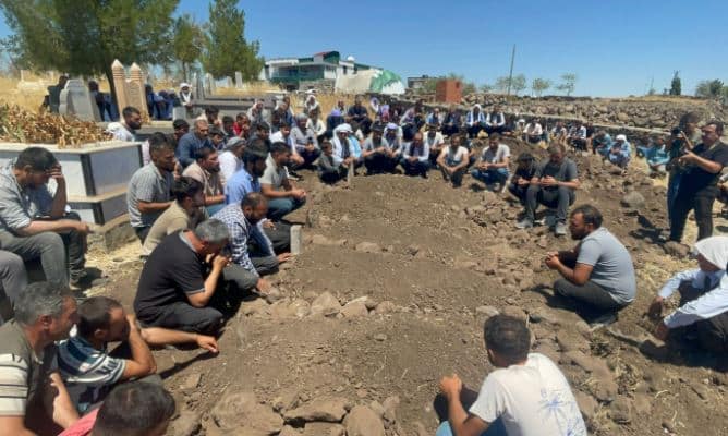 Eyyübiye'de Gerçekleşen Trafik Kazasında Hayatını Kaybeden 5 Çocuk, Siverek İlçesi’ne Bağlı Çığırık Kırsal Mahallesi'nde Defnedildi.