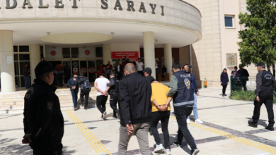 Şanlıurfa'da güvenlik güçleri, aranan kişilere yönelik büyük çaplı bir uygulama gerçekleştirdi. Operasyon sonucunda, çeşitli suçlardan hapis cezası ve yakalama emri bulunan, aralarında kasten adam öldürme suçundan aranan 9 kişi de bulunan 276 şahıs gözaltına alındı.