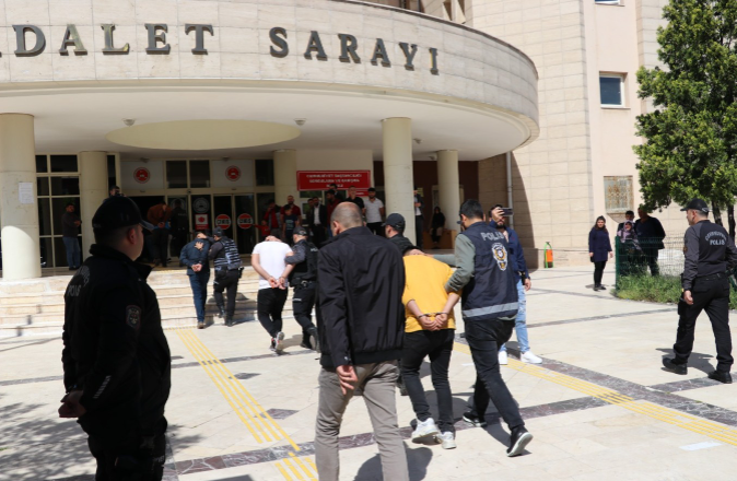 Şanlıurfa'da güvenlik güçleri, aranan kişilere yönelik büyük çaplı bir uygulama gerçekleştirdi. Operasyon sonucunda, çeşitli suçlardan hapis cezası ve yakalama emri bulunan, aralarında kasten adam öldürme suçundan aranan 9 kişi de bulunan 276 şahıs gözaltına alındı.