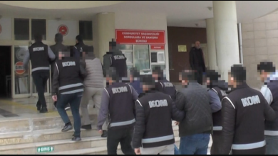 Şanlıurfa’da emniyet ve jandarma birlikleri, aranan şahıslara yönelik bir operasyon düzenledi. Gerçekleştirilen operasyonda, çeşitli suçlardan dolayı hapis cezası ve yakalama emri bulunan, aralarında kasten adam öldürme suçundan aranan iki kişinin de bulunduğu 217 kişi, ekipler tarafından gözaltına alındı.